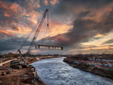Bridge precast segmental lift with crawler crane